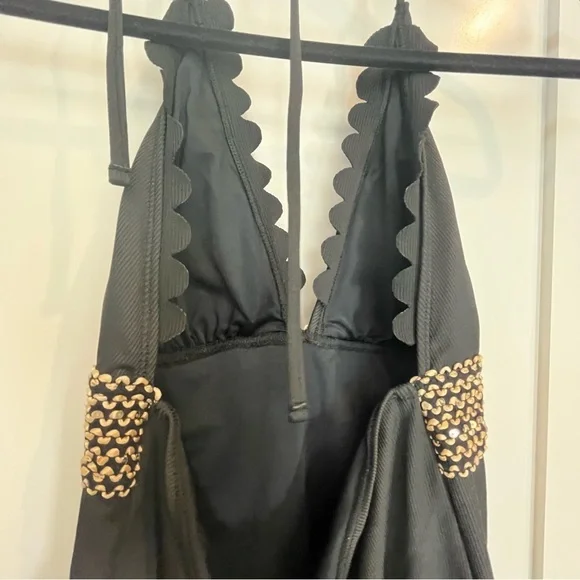 Gold Contrast-Stitching Scalloped Halter One Piece Swimsuit - Picture 10 of 14